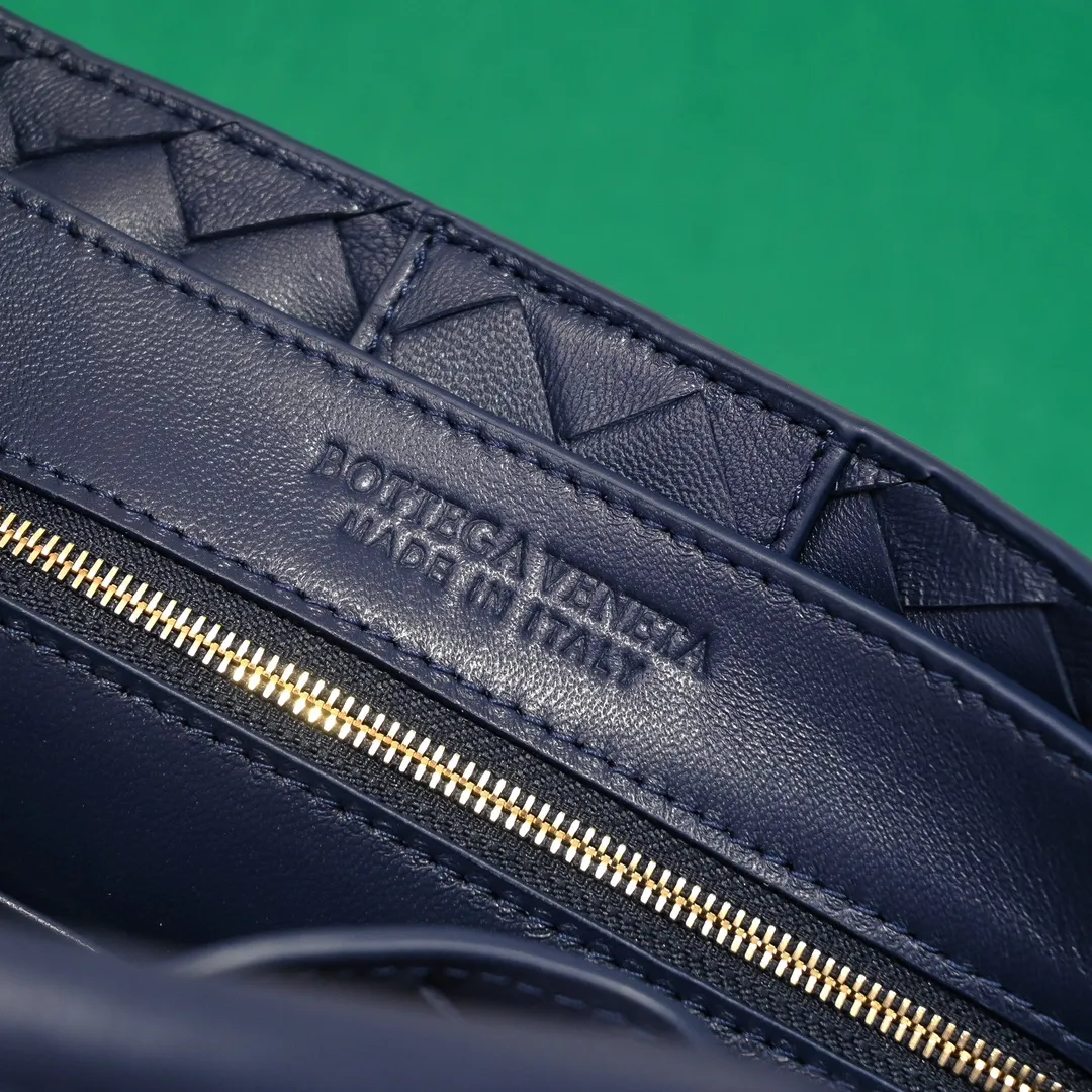 Batch 2460 BOTTEGA VENETA 2024 spring and summer new small ANDIAMO chain bag is also available! 🔥🔥I believe many friends have been waiting for a long time. The metallic chain adds a touch of sophistication to the original softness and elegance of Andiamo. The collision of classic craftsmanship and elegance creates a different kind of beauty. Style number: 6009 Size: 32*24*12cm